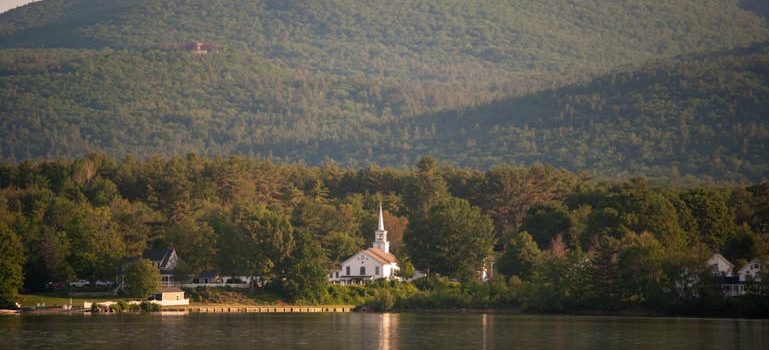 pros and cons of living in New Hampshire in a white house
